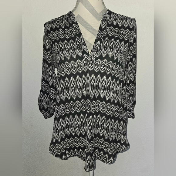 Lush Black and White Print Blouse Long Sleeve and V-neck Size Medium - Picture 2 of 8
